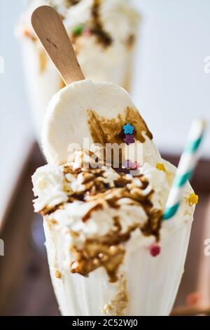 Milchshake mit Schokoladenüberzug in einer Cocktailschale aus Glas, dekoriert mit Marshmallows Stockfoto