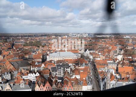 Brügge, Belgien 03/01/2020. Panoramablick auf die Altstadt von Brügge, Belgien. Aufnahme durch Fence-Netz, selektiver Fokus, enge Schärfentiefe Stockfoto
