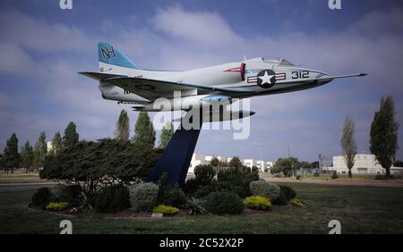 A-4 Jet-Flugzeug auf statischer Anzeige in Alameda, Kalifornien ehemalige US Navy Installation. Stockfoto