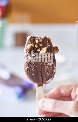 Milchshake mit Schokoladenüberzug in einer Cocktailschale aus Glas, dekoriert mit Marshmallows Stockfoto