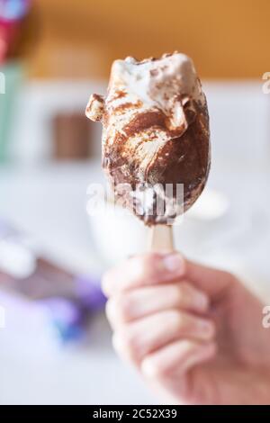 Milchshake mit Schokoladenüberzug in einer Cocktailschale aus Glas, dekoriert mit Marshmallows Stockfoto