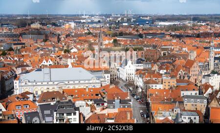 Brügge, Belgien 03/01/2020. Panoramablick auf die Altstadt von Brügge, Belgien. Rote Dächer, Bäume und ruhige Straßen darunter. Foto durch Zaunnetz aufgenommen. Stockfoto