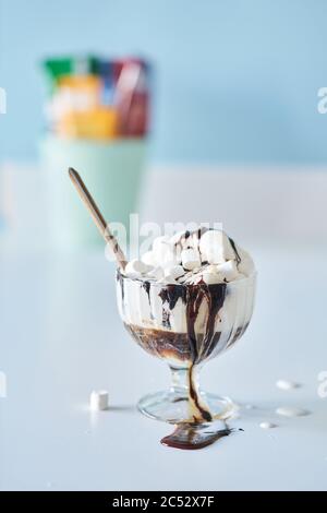 Milchshake mit Schokoladenüberzug in einer Cocktailschale aus Glas, dekoriert mit Marshmallows Stockfoto