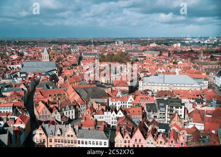 Brügge, Belgien 03/01/2020. Panoramablick auf die Altstadt von Brügge, Belgien. Rote Dächer, Bäume und ruhige Straßen darunter. Stockfoto