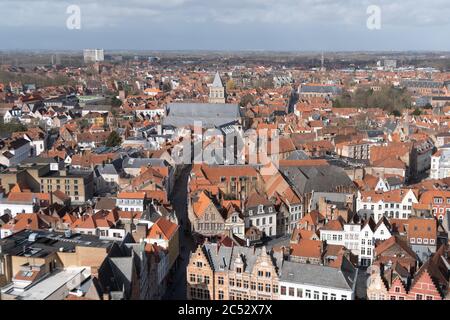 Brügge, Belgien 03/01/2020. Panoramablick auf die Altstadt von Brügge, Belgien. Rote Dächer, Bäume und ruhige Straßen darunter. Stockfoto