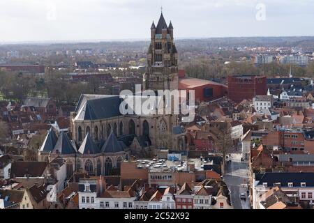 Brügge, Belgien 03/01/2020. Panoramablick auf die Altstadt von Brügge, Belgien. Foto durch Zaunnetz aufgenommen, Stockfoto