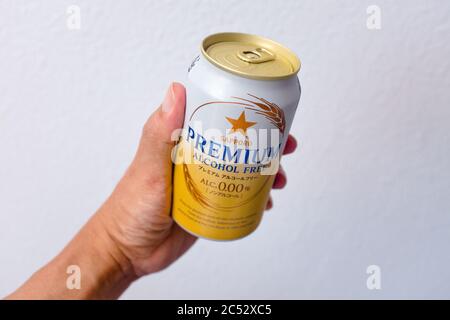Penang, Malaysia - 25. Mai 2020 : EINE Hand mit einer Dose Sapporo Premium alkoholfreies Getränk auf weißem Hintergrund bei Gelugor Stockfoto