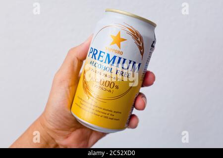 Penang, Malaysia - 25. Mai 2020 : EINE Hand mit einer Dose Sapporo Premium alkoholfreies Getränk auf weißem Hintergrund bei Gelugor Stockfoto