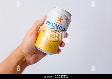 Penang, Malaysia - 25. Mai 2020 : EINE Hand mit einer Dose Sapporo Premium alkoholfreies Getränk auf weißem Hintergrund bei Gelugor Stockfoto