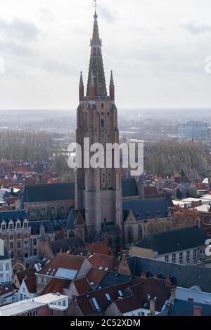 Brügge Panorama von der Spitze des Glockenturms, rote Dächer, versucht und ruhige Straßen unten. Stockfoto