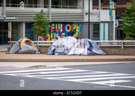 Washington, D.C. / USA - Juni 21 2020: Obdachlose Amerikaner richten Zelte in den Straßen der Innenstadt von Washington, D.C., auf Stockfoto