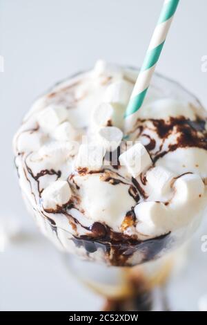 Milchshake mit Schokoladenüberzug in einer Cocktailschale aus Glas, dekoriert mit Marshmallows Stockfoto