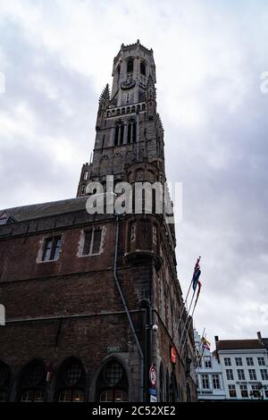 BRÜGGE, BELGIEN - 03/01/2020 - Burgplatz an bewölkten Tagen, altes Gebäude mit Fahnen und goldenen Ornamenten auf dem Dach. Stockfoto