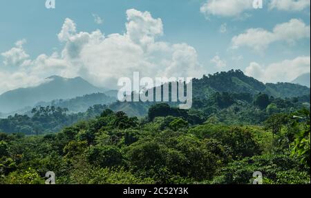 Blick auf die Sierra Nevada de Santa Marta gegen bewölkten Himmel, Kolumbien, Südamerika Stockfoto