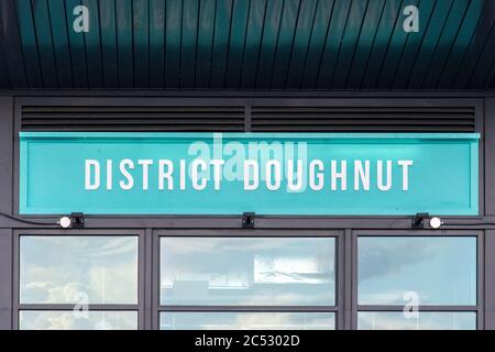 Washington, D.C. / USA - Juni 27 2020: District Donut Schild und Schaufenster an der Wharf im Südwesten D.C. Stockfoto