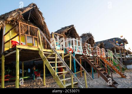 Kleine Holzbungalows am Strand Playa Blanca, Cartagena, Kolumbien Stockfoto