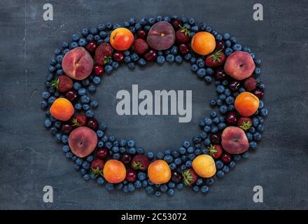 Frische saftige Beeren und Früchte, Kranzmuster, Nahaufnahme, Draufsicht Stockfoto