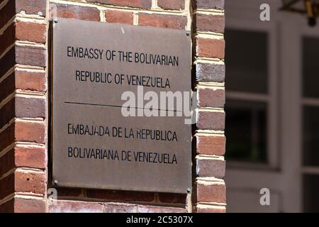 Washington, D.C., USA - Juni 24 2020: Zeichen vor der Botschaft der Bolivarischen Republik Venezuela in die Vereinigten Staaten. Stockfoto