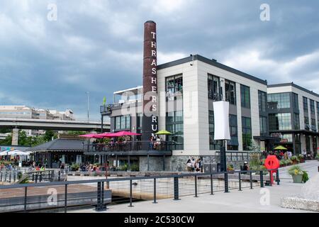 Washington, D.C. / USA - Juni 27 2020: Tiki TNT, eine dreistöckige Tiki-Bar im polynesischen Stil und ein modernes Wasserloch an der Wharf im Südwesten von DC. Stockfoto