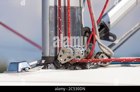 Seilrolle und Seilsystem am Fuß des Mastes für die Segelinstallation an Bord der Yacht Stockfoto