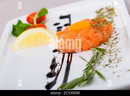 Köstliche Meeresfrüchte Tartar aus roher Lachs garniert mit Wachtelei Stockfoto