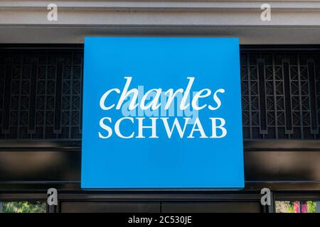 Washington, D.C. / USA - Juni 25 2020: Schild vor Charles Schwab in der Innenstadt von Washington. Stockfoto