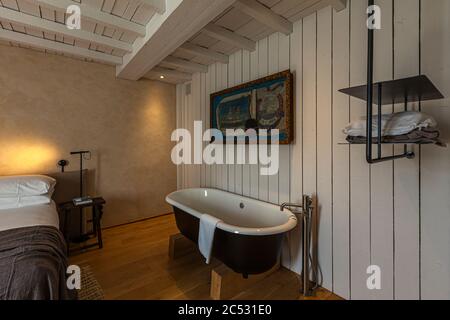 Innenraum eines Kled an der Ferme du Vent in der Nähe von Château Richeux, Saint-Malo, Frankreich. Die freistehende Badewanne im Schlafzimmer ist voll funktionsfähig. Ein separates Bad mit Dusche ist ebenfalls im Klled La Fenouillette vorhanden Stockfoto