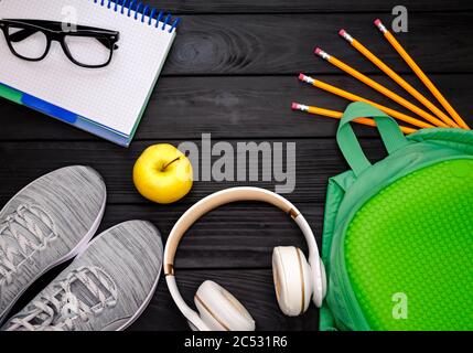 Hintergrund für einen gesunden Lebensstil. Sportgeräte, Fitnessgeräte Flat Lay Stockfoto