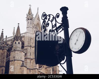 Nahaufnahme eines schwarzen Straßenthermometers mit einer Kathedrale Im Hintergrund Stockfoto