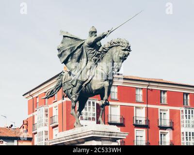 Nahaufnahme einer Statue eines Mannes, der eine hält Schwert und sitzen auf einem Pferd Stockfoto