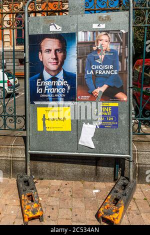 Teilweise zerrissene Wahlplakate von Emmanuel Macron (en marche) und Marine Le Pen (Rassemblement National) für die französischen Präsidentschaftswahlen 2017 in Saint-Malo, Frankreich Stockfoto