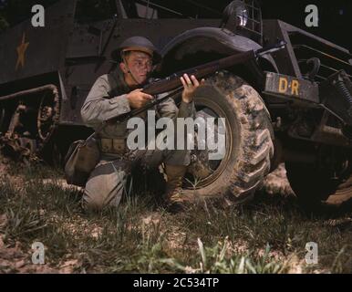 Infanterist mit Halftrack, ein junger Soldat der Streitkräfte, hält und visiert sein Garand Gewehr wie ein alter Timer, Fort Knox, Ky alt. Stockfoto