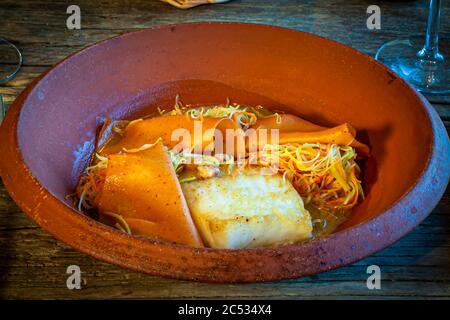 Gourmet-Gericht: Brilliantes Brötchen mit Garnelen- und Ingwersoße. Mit hausgemachter bretonischer Pasta mit Pimento d'Espelette Stockfoto