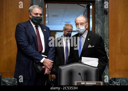 Der für den Finanzdienst zuständige Kommissar Charles Rettig, links, kommt mit dem US-amerikanischen Senator Chuck Grassley (Republikaner von Iowa), dem Vorsitzenden des US-Senatsausschusses für Finanzen, rechts, für eine Anhörung des US-Senats für Finanzausschuss am Kapitol Hill in Washington, Dienstag, den 30. Juni 2020, zur Anmelde-Saison 2020 und zur COVID-19-Wiederherstellung. Quelle: Susan Walsh/Pool via CNP /MediaPunch Stockfoto