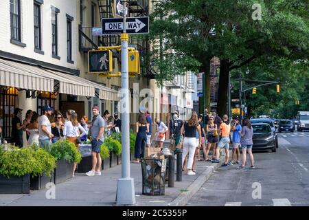 Eine Gruppe von Menschen versammelten sich auf dem Bürgersteig vor dem Restaurant, New York City, New York, USA Stockfoto