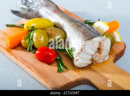 Kabeljau gebacken im rustikalen Stil. Rezept: besser zu nehmen cod Schwanz 250 gr, Reiben, mit Salz, Pfeffer. Backen im Backofen 20 Minuten bei 220Gr. Garniert mit gekochten potat Stockfoto