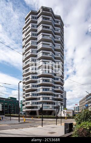 Gesamtansicht des Gebäudes, mit Straßenbahnlinien vor dem Gebäude. NLA Tower, Croydon, Großbritannien. Architekt: Richard Seifert & Partners, 1970. Stockfoto