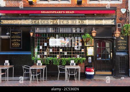 LONDON, Großbritannien - 5. NOV 2012: Fassade von Shakespeares Head, einem traditionellen britischen Londoner Pub, erbaut 1735, einer der berühmtesten Pubs Londons Stockfoto