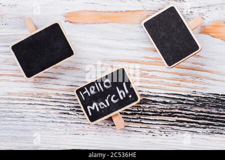 Hallo März Handschrift auf kleinem chalkoard. Stockfoto