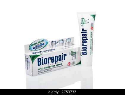 Varese, Italien - 13. Juni 2020: Biorepair - total protective Repair, Zahnpasta Tube mit Box isoliert auf weißem Hintergrund. Mundpflegeprodukt. Stockfoto