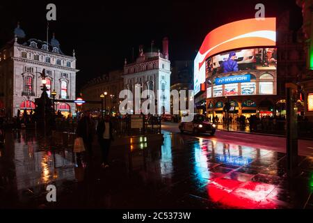 LONDON, UK - 30. OKTOBER 2012: beleuchtete große LED-Werbung Anzeige am Piccadilly Circus, London's West End, Stadt Westmins Stockfoto