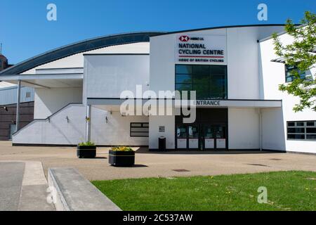 National Cycling Centre Manchester Großbritannien. Eintritt zum Velodrom mit Schild inklusive Sponsor HSBC Stockfoto