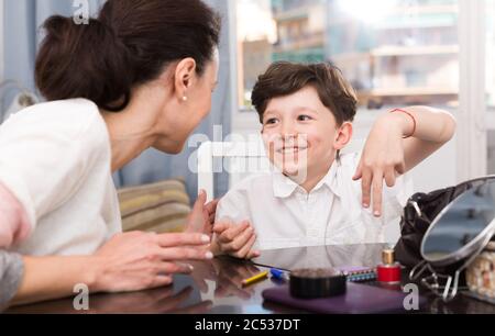 Portrait von Happy tweenager in freundlich mit seiner Mama zu Hause chatten Stockfoto