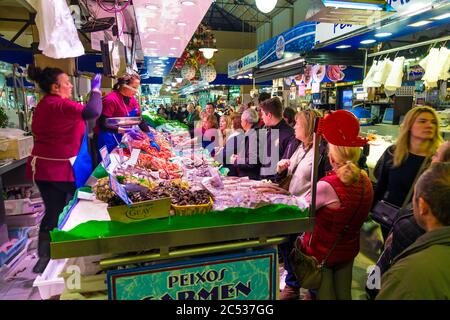 Frischer Fisch und Meeresfrüchte an einem belebten und geschäftigen Fischmarkt am Mercat de l'Olivar, Palma, Mallorca, Spanien Stockfoto