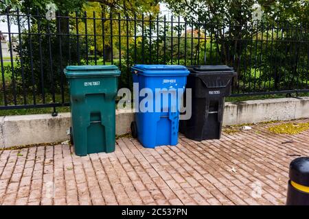 Grüne, blaue und schwarze Mülltonnen. Stockfoto