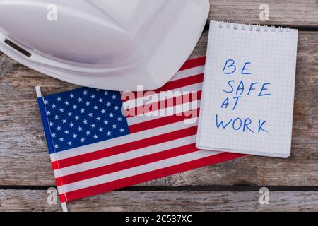 Flat Lay Warnung amerikanischen Bauarbeiter sicher bei der Arbeit zu sein. Stockfoto