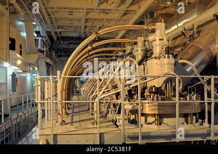 bremerhaven, bremen, 16. juli 2011: wartsila / hyundai 12rt-flex96 c / 68640 kw Zweitakt-Niedergang-Hauptmotor des Containerschiffes maersk Stockfoto