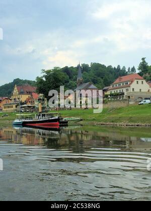 Schifffahrt auf der Elbe in Deutschland Stockfoto