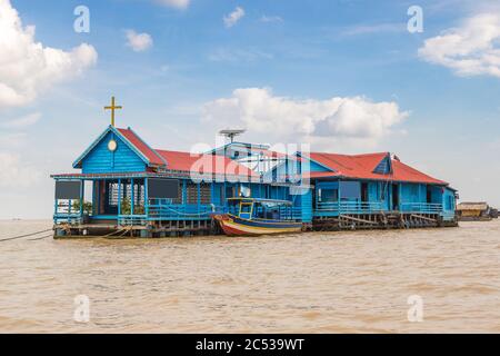 Schwimmende Kirche in Chong Khneas schwimmendes Dorf in der Nähe von Siem Reap, Kambodscha an einem Sommertag Stockfoto