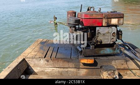 Alter Motor auf einem Holzboot. Myanmar Stockfoto